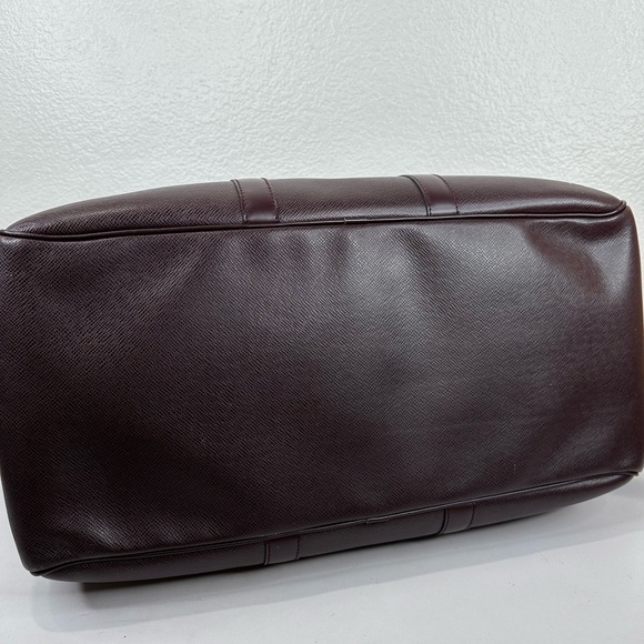 LV38 LOUIS VUITTON Taiga travel bag with strap - Picture 11 of 14